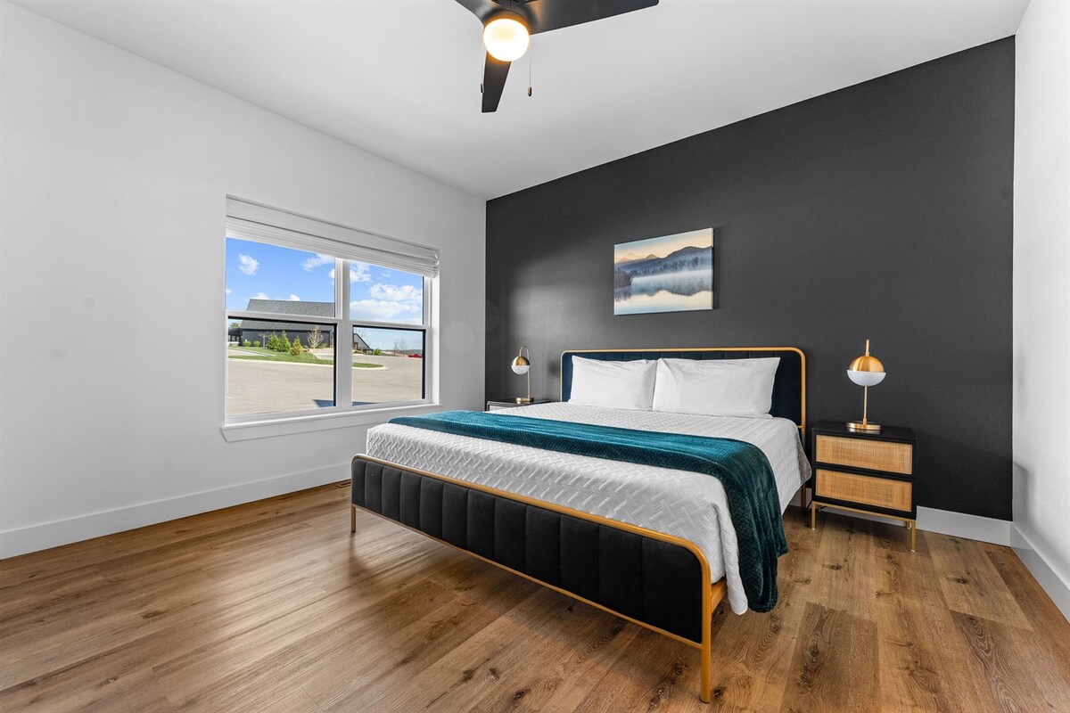 استمتع بالنوم بسهولة في هذا الملاذ الهادئ لغرفة النوم، وحمامك الخاص وعروضك عند الطلب.
