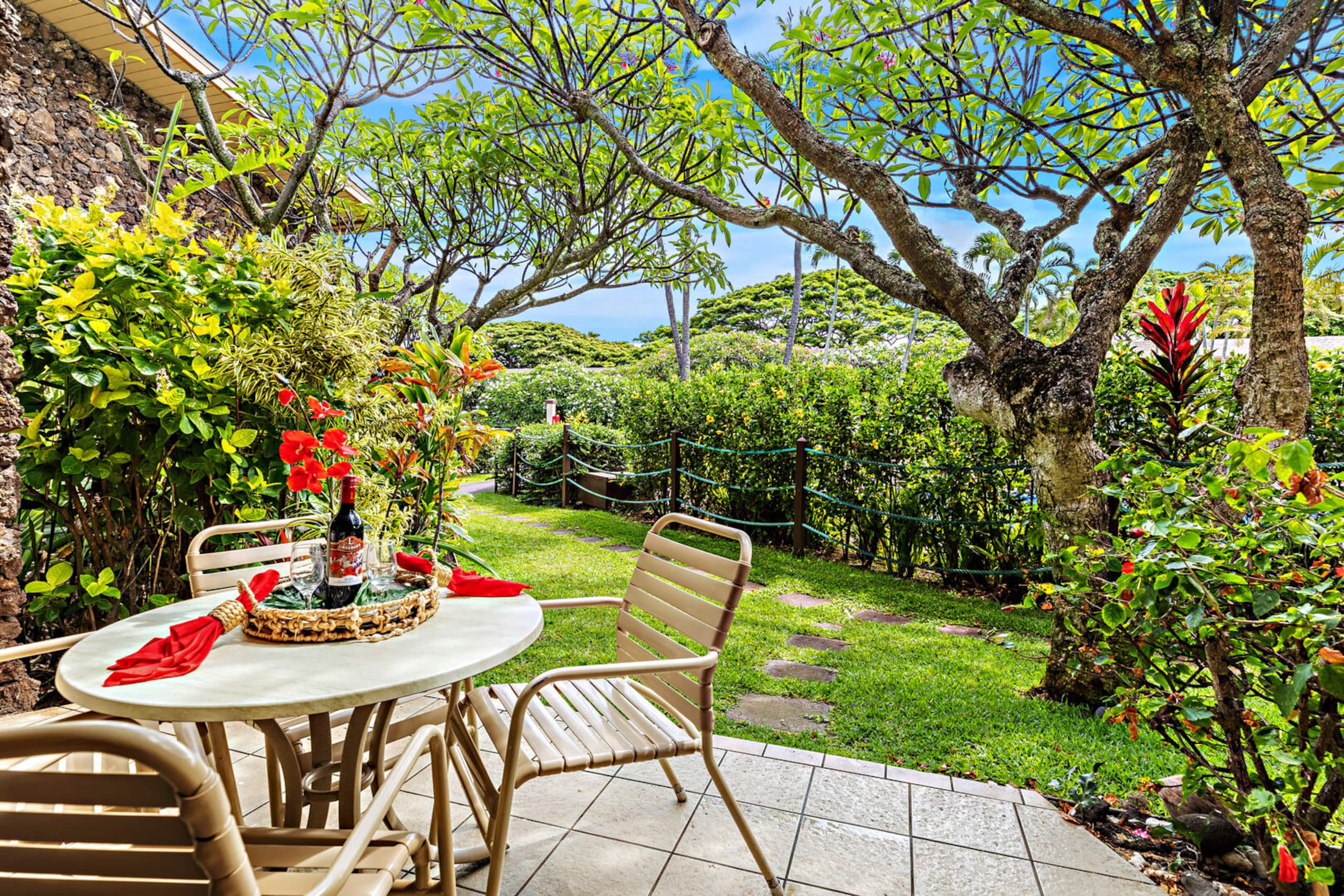 Condo in Lahaina · ★4.57 · 1 bedroom · 3 beds · 1 bath - Image 2