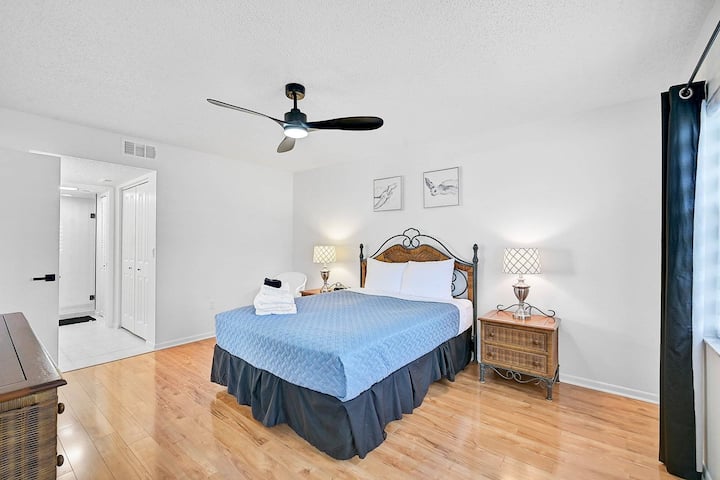 ملاذك في انتظارك: غرفة نوم رئيسية واسعة مع حمام داخلي ومدخل خاص إلى مساحة خارجية هادئة.