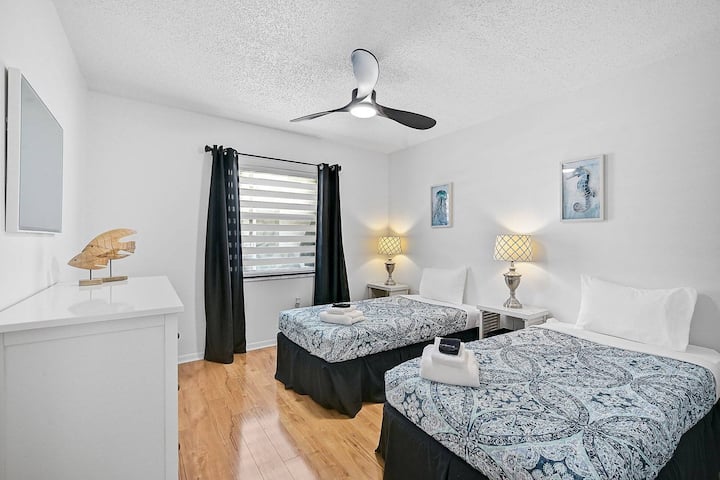 غرفة لشخصين ومساحة للاسترخاء — مثالية للأشقاء أو الرفاق.