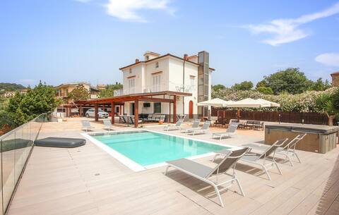 5 bedroom awesome home in Casalvelino