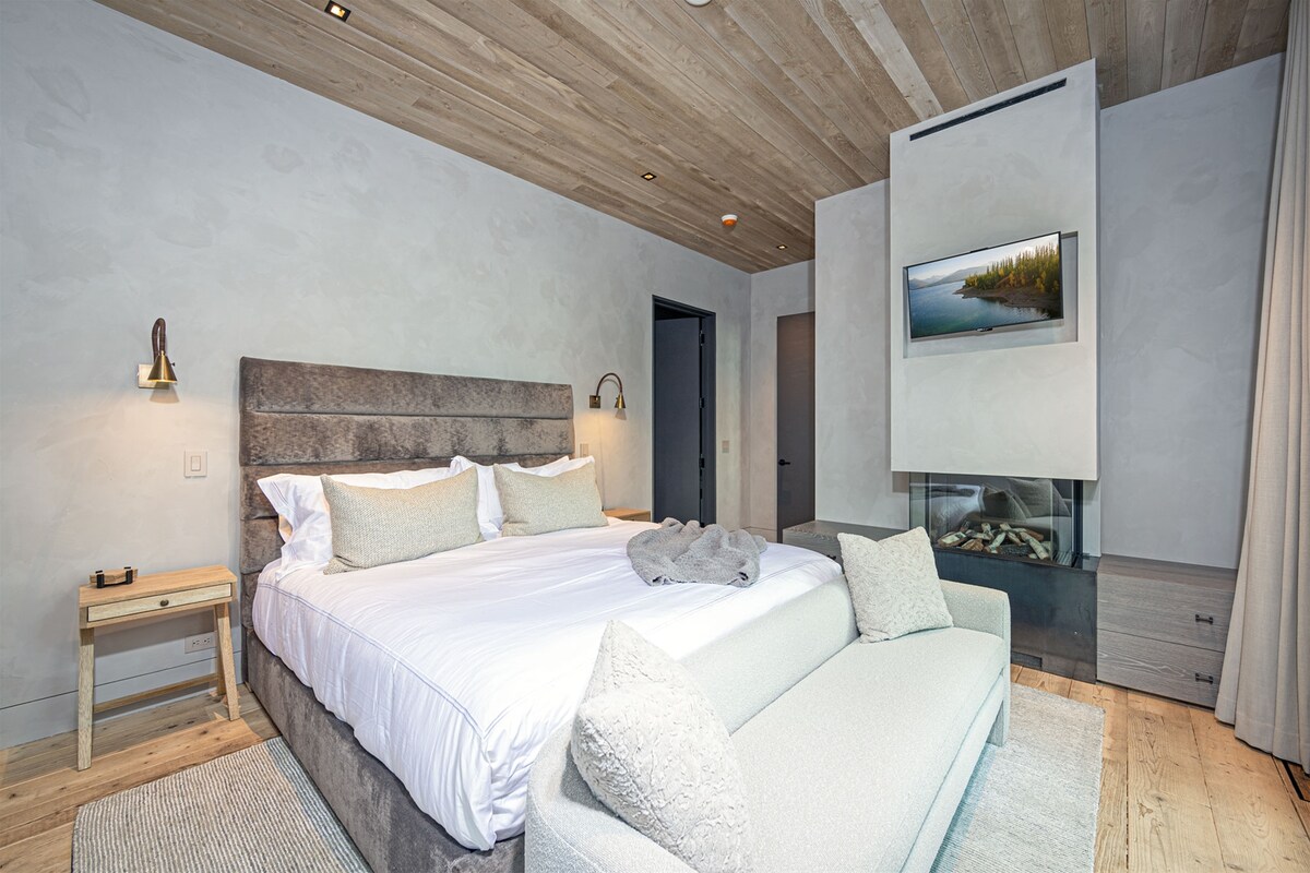 La suite principal cuenta con cama tamaño king, chimenea de gas, televisión privada, baño privado y vistas panorámicas a las montañas.