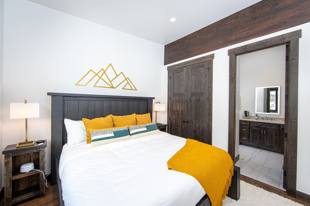 Die wunderschön eingerichtete Kingsize-Suite verfügt über einen privaten Fernseher und ein eigenes Bad.