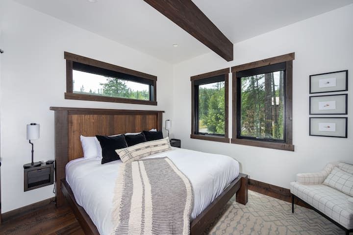 The home offers 4 king suites - a luxury experience for the whole group