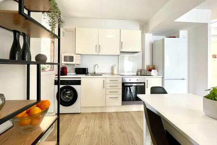 Spacious, Sunny Flat by City of Arts and Sciences gallery image 2