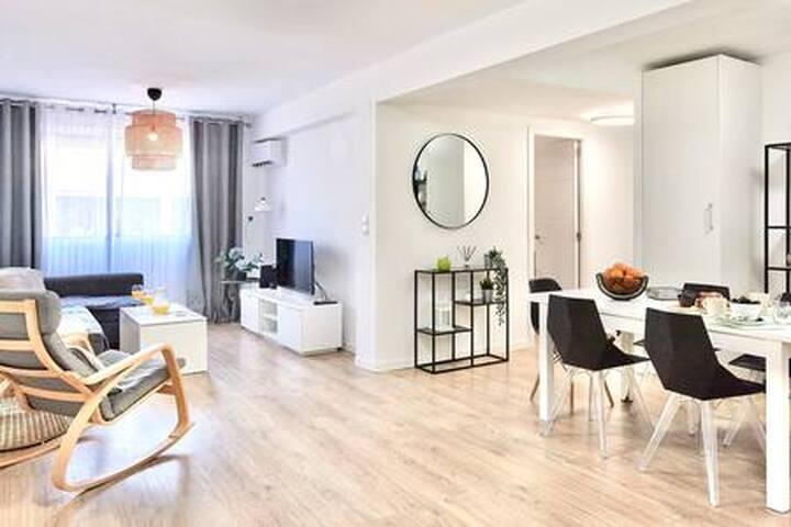 Spacious, Sunny Flat by City of Arts and Sciences