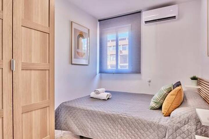 Spacious, Sunny Flat by City of Arts and Sciences gallery image 4