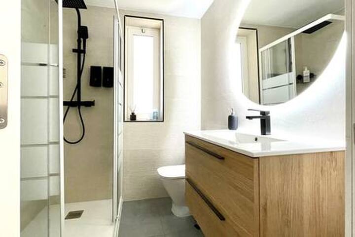 Spacious, Sunny Flat by City of Arts and Sciences gallery image 5
