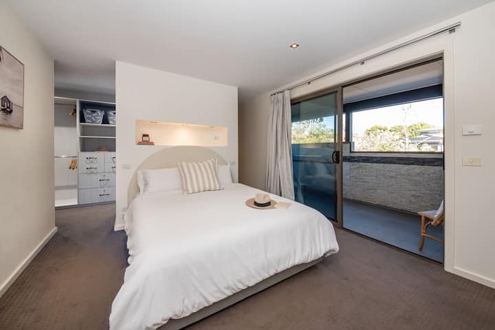Sunrise Oasis Queen Master Retreat s prekrasnim privatnim balkonom