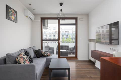 Popular Airbnb listing: Royal Wilanów Deluxe Apartment in Wilanów