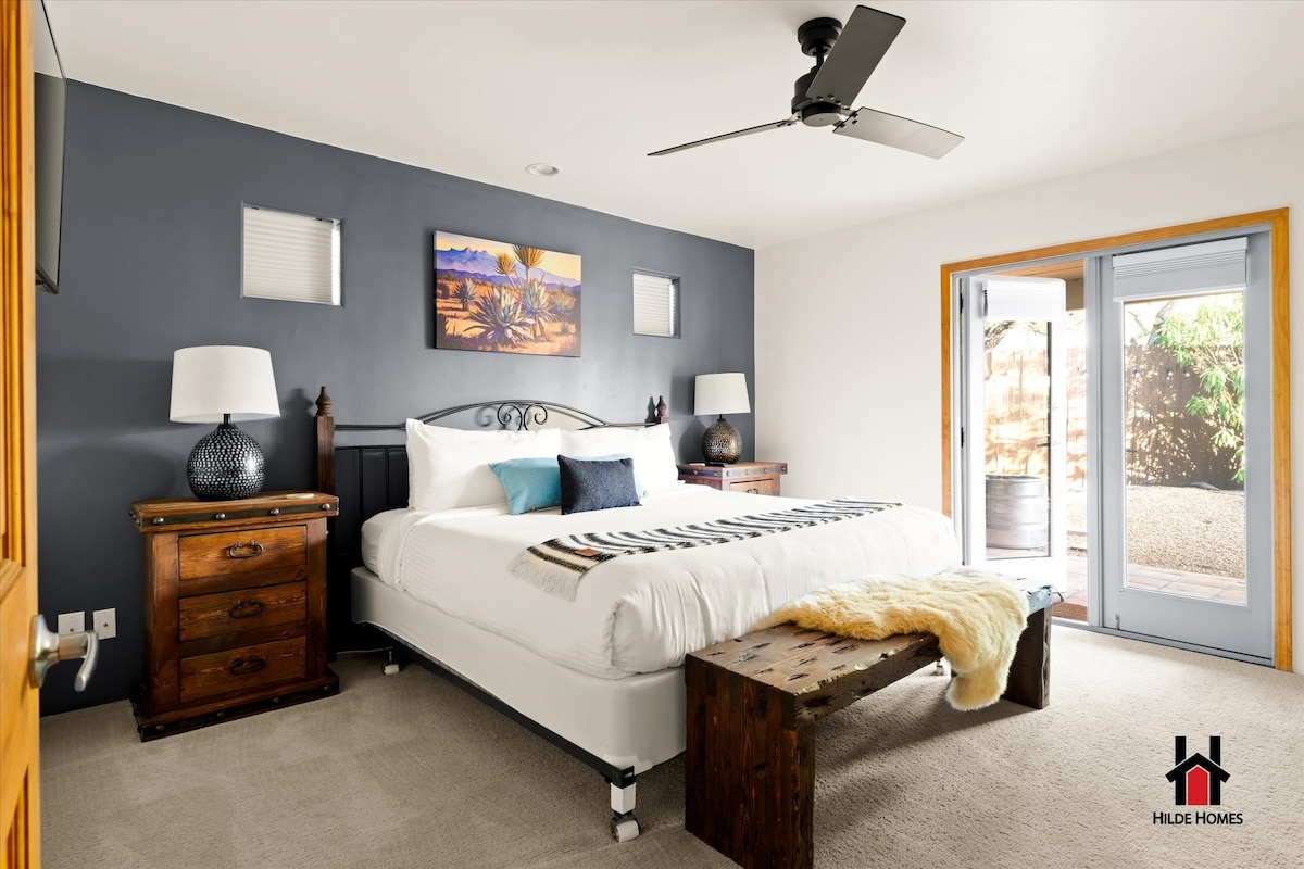 Главен апартман, брачен кревет (широк 150-179 см), поплочени врати, сопствена бања и Roku TV