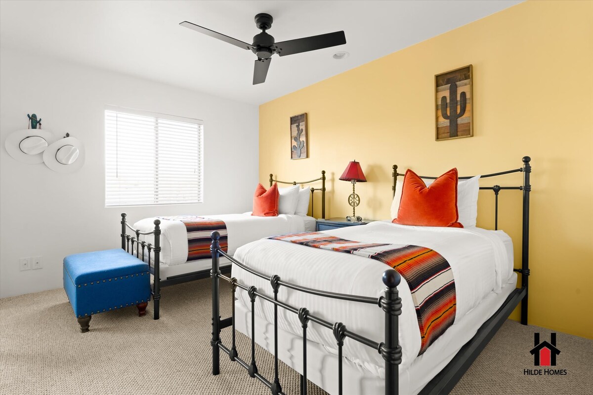 Спална соба со 3  двокреветни кревети и тема за пустина во текот на целиот период