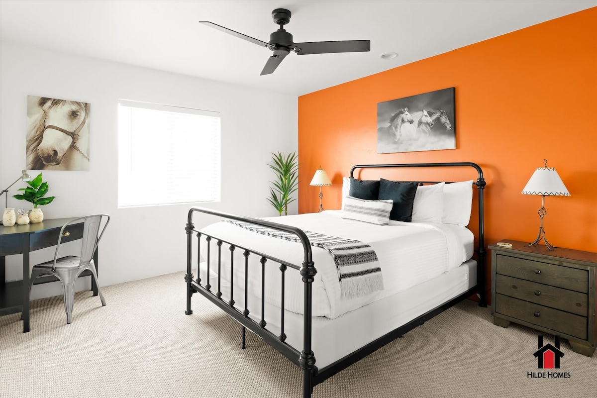 Брачен кревет (широк 150-179 см) во спалната соба и биро за простор наменет за работа