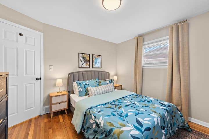 להירגע בסטייל בחדר השינה האלגנטי הזה עם רצפות עץ נוצצות שמשלימות את המיטה המזמינה, ומזמינות אתכם להירגע ולהיטען בנוחות.  # SleepSanSanctuary