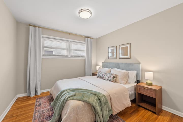 לשקוע בשלווה בנופש חדר השינה הנעים הזה, עם רצפות עץ חמות ומיטה מזמינה מפוארת כדי להמיס את הדאגות של היום.  #BedroomBliss