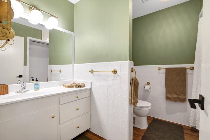 El tercer baño completo está completamente equipado con todo lo que necesitas. 