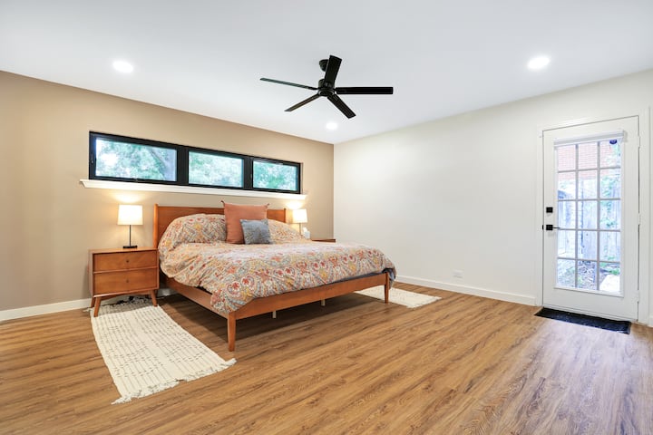 Dormitorio principal con cama tamaño king y acceso directo al patio trasero y a la piscina.