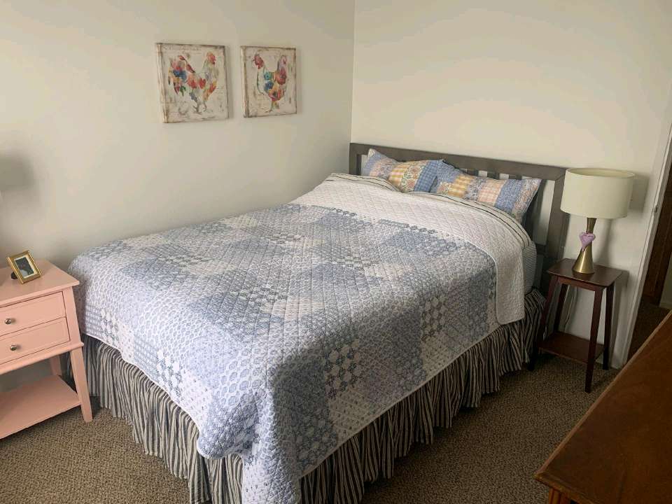 Cama de matrimonio en el dormitorio de invitados