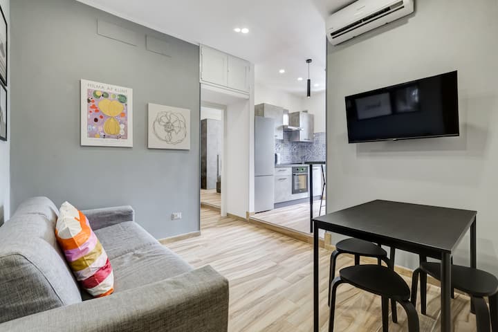 Მისაღებ ოთახში არის კომფორტული ორადგილიანი გასაშლელი დივანი, რომ სახლში განთავსდეს მაქსიმუმ 4 ზრდასრული. 