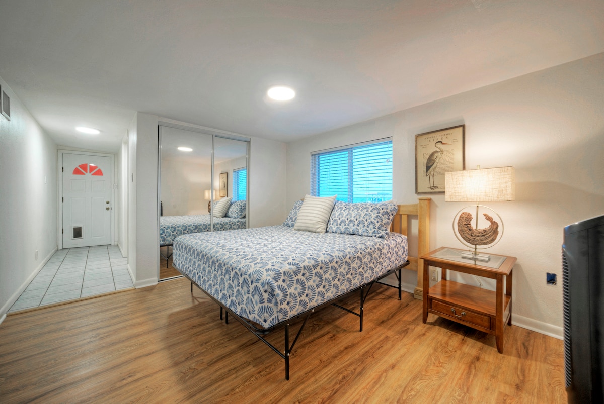 Спалната соба 2 има брачен кревет и сопствена бања.