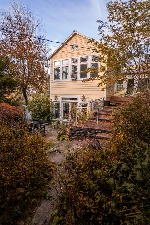 Rose Meadow: Quiet 1800s Farm House
