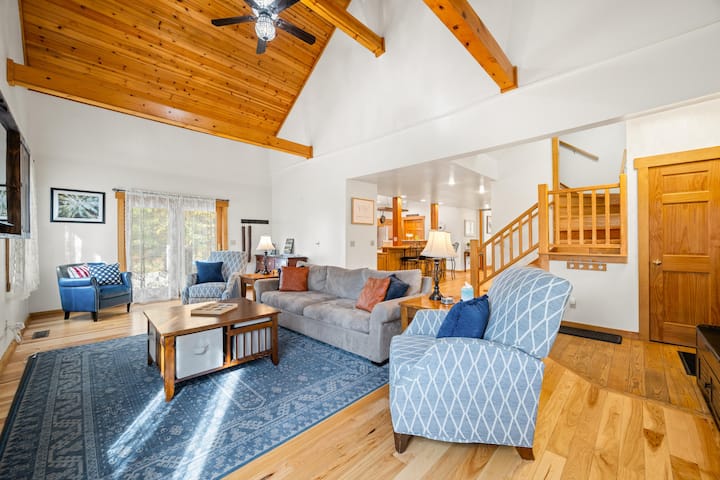 Story Time Retreat | Hot Tub Home Near Nashville - Nashville, IN