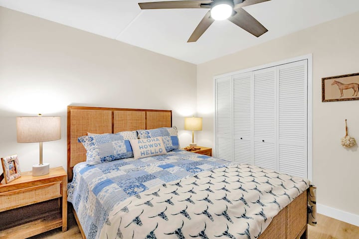 Condomínio Puako Beach nº 102 – Quarto com cama queen size e Smart TV – Quarto de vaqueira litorâneo – em homenagem aos vaqueiros havaianos locais chamados “Paniolos”.