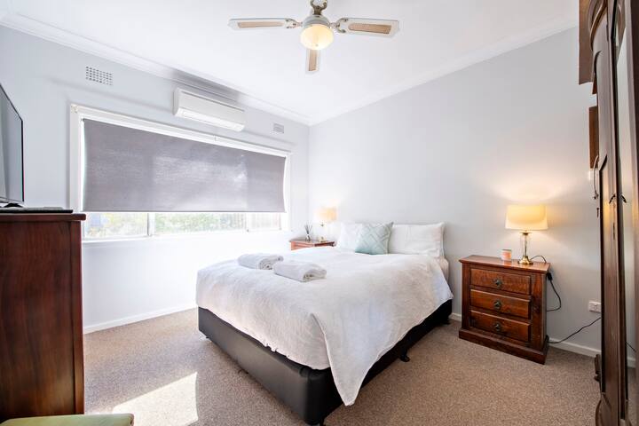 ห้องนอน 1 - เตียงควีนไซส์ + ทีวี