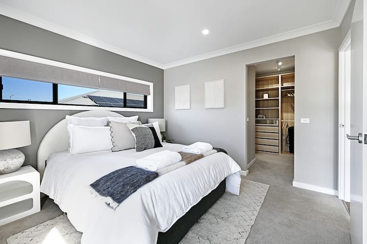 ห้องนอนใหญ่ - เตียงควีนไซส์ +