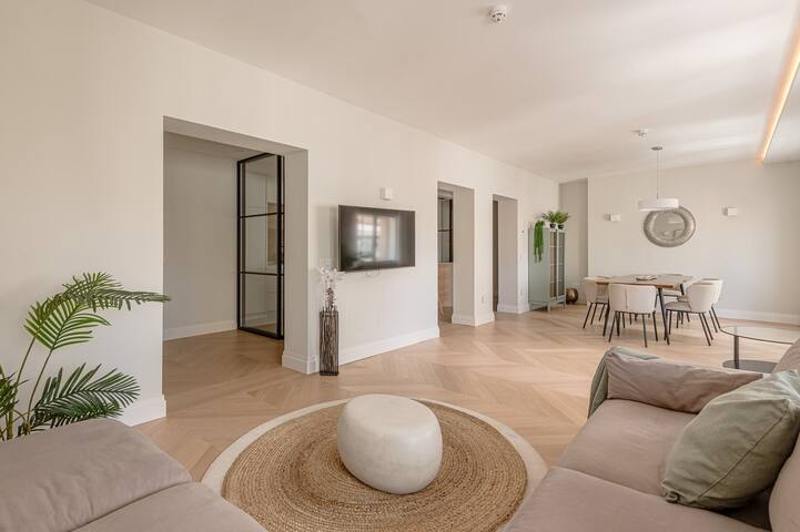 Stunning 8 pax apartment close to Puerta del Sol gallery image 2