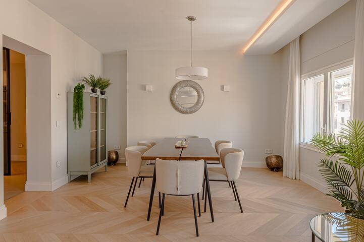 Stunning 8 pax apartment close to Puerta del Sol gallery image 5
