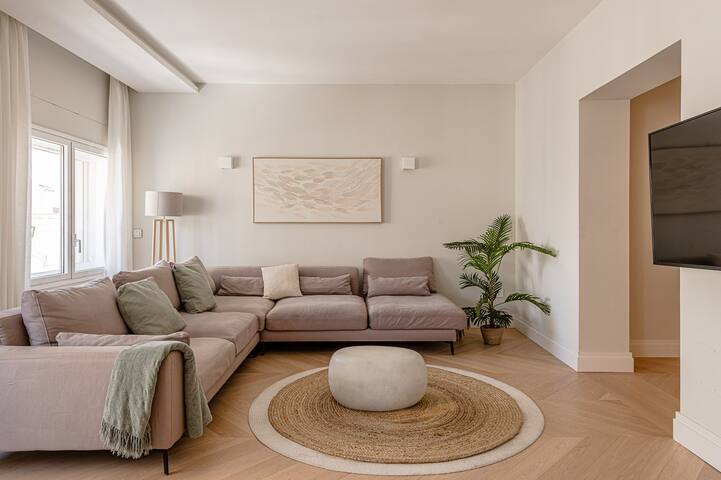 Stunning 8 pax apartment close to Puerta del Sol gallery image 3