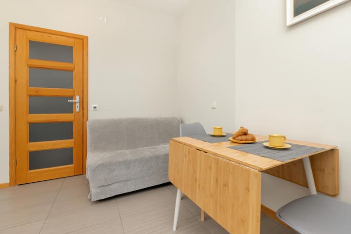 Obývacia časť s jedálenským stolom a stoličkami.