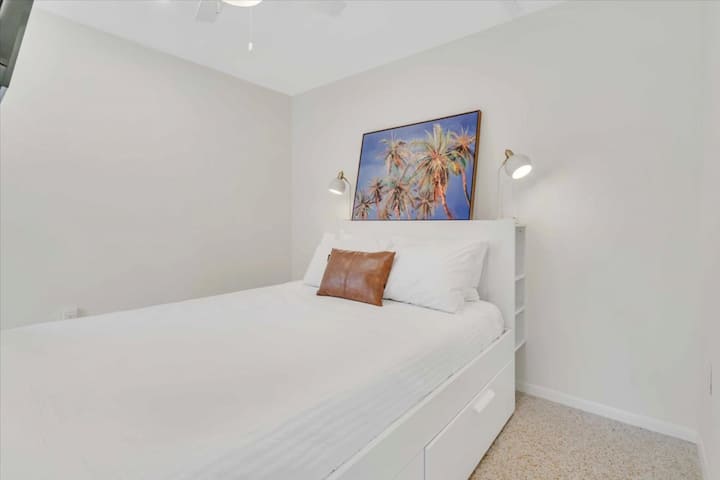 Coastal Studio Getaway|5 Min To Beach|pool - ベニス, FL
