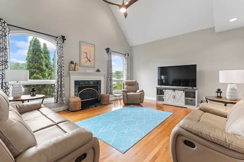 Leeloo’s on the Lake – Sleeps 12