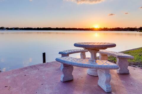 Hot Tub + Pool: Retreat on Bellows Lake!
