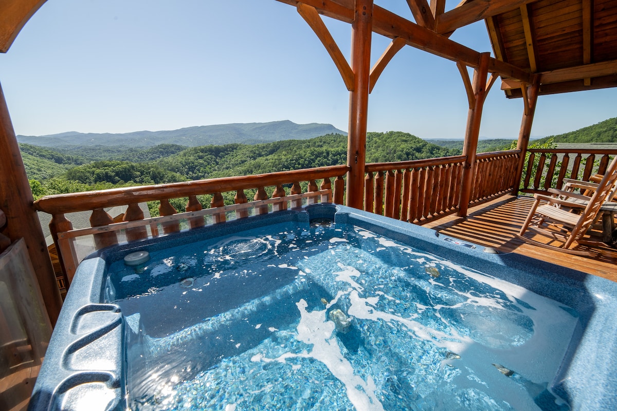 *Romantic 2BD Cabin w/ Hot Tub! Foosball + VIEWS!*