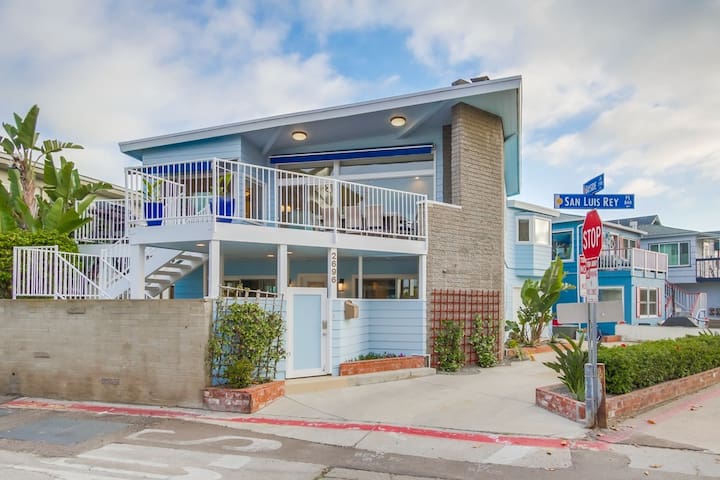 Large Home, One-House Off Bay w/ AC, 4 Car Parking