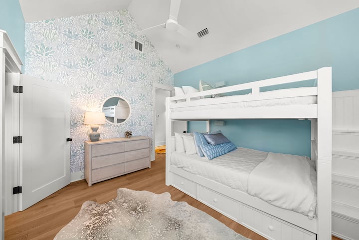 El dormitorio #3 cuenta con una litera queen sobre una cama nido doble.