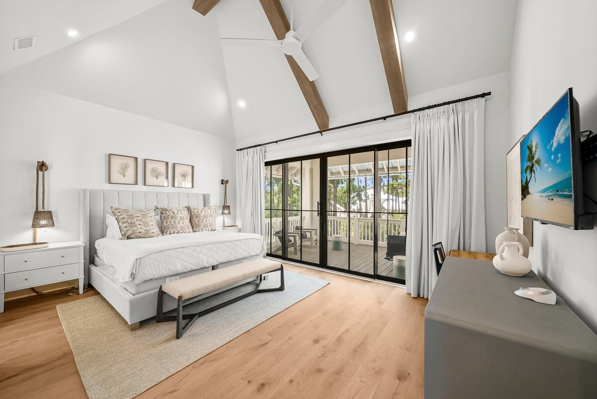 El dormitorio 2 cuenta con una cama tamaño king, televisión inteligente, baño y balcón privado.