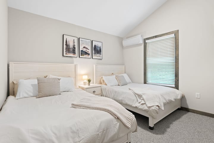 เตียงคู่ 2 เตียงที่มีพื้นผิวนุ่มและแสงที่นุ่มนวลทำให้ห้องนอนชั้นบนนี้เป็นจุดที่เงียบสงบสำหรับเด็กหรือผู้เข้าพัก