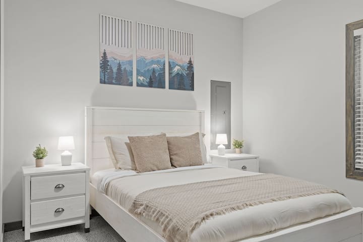 เรียบง่ายและผ่อนคลายเตียงควีนไซส์แสงนุ่มนวลและศิลปะที่ได้รับแรงบันดาลใจจากธรรมชาติทำให้ที่นี่เป็นสถานที่ที่สะดวกสบายในการเติมพลัง