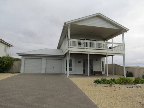 Moonlight Escape - Beautiful Holiday Home with sea