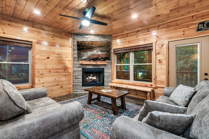 Hot Tub,billiards, Arcade Games, Theater Room - Gatlinburg, TN