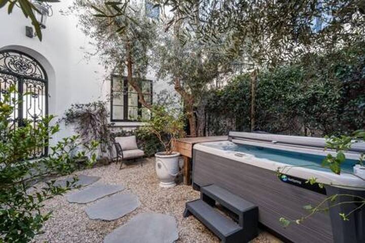 Beachfront – Contemp w/ Open Layout, Lg Deck & Spa gallery image 4