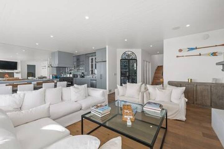 Beachfront – Contemp w/ Open Layout, Lg Deck & Spa gallery image 5