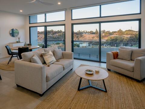 Cove Landing 02 - The SS James Comrie - Sleeps 4