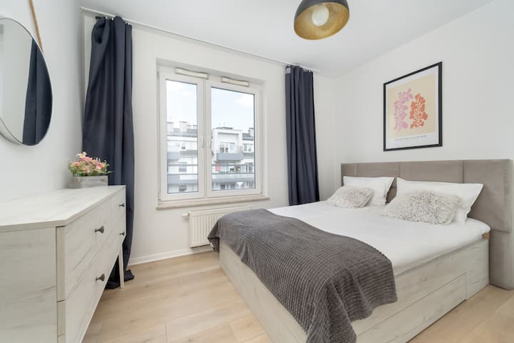 Dormitorio principal con cama doble, escritorio y decoración encantadora.