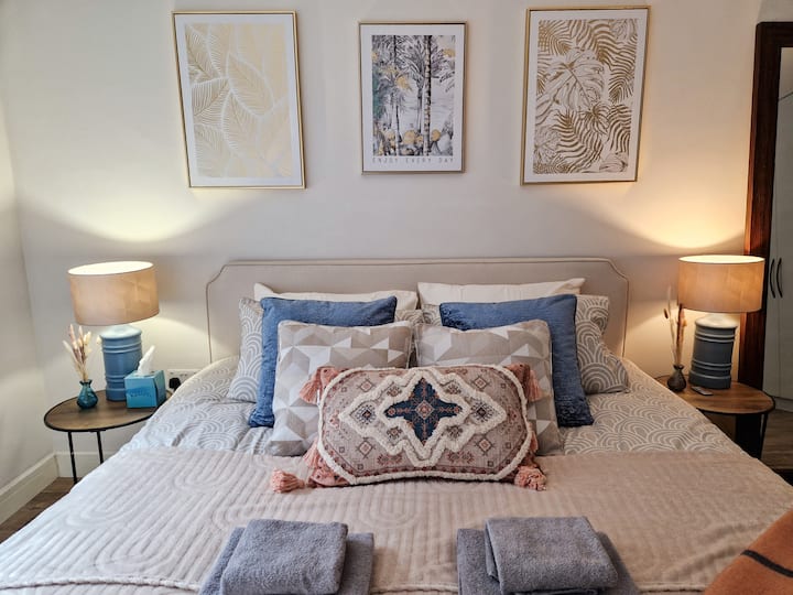 Relájate en una habitación acogedora con una cómoda cama tamaño king, almohadas suaves y sábanas de primera calidad. Disfruta de la luz natural durante el día o usa persianas opacas para una noche de sueño reparador. La decoración elegante y neutral crea un refugio sereno.