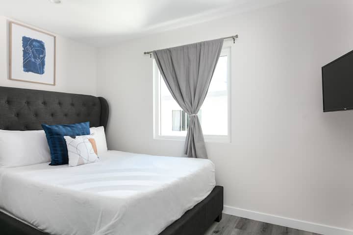 Une chambre paisible avec une lumière naturelle et une élégance simple
